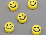 Мънисто жълто с усмивка d=9.7mm, дебелина 5mm, отвор 2.4mm - 500g ≈ 1380 бр.