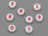 Хапче с цифри бяло и червено d=6.5mm, дебелина 3mm, отвор 1.2mm - 500g ≈ 3940 бр.