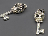 Ключ с череп с камъни 24x8.5mm, халка 1.5mm - 5 бр.