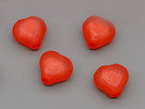 Сърце червено 10x9x6mm, отвор 2mm - 500g ≈ 1280 бр.